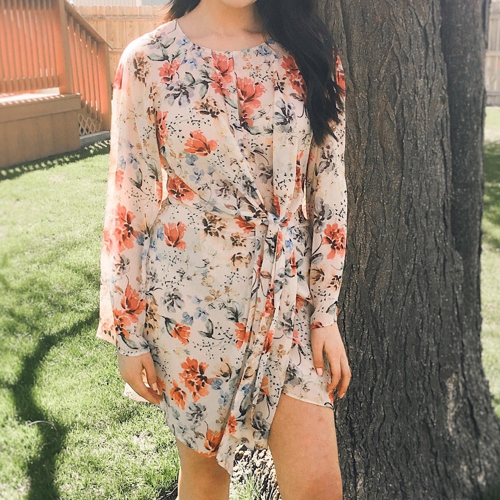 ✨HP✨ Vici Floral Dress